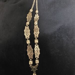 Elegant Gold Necklace with Intricate Design